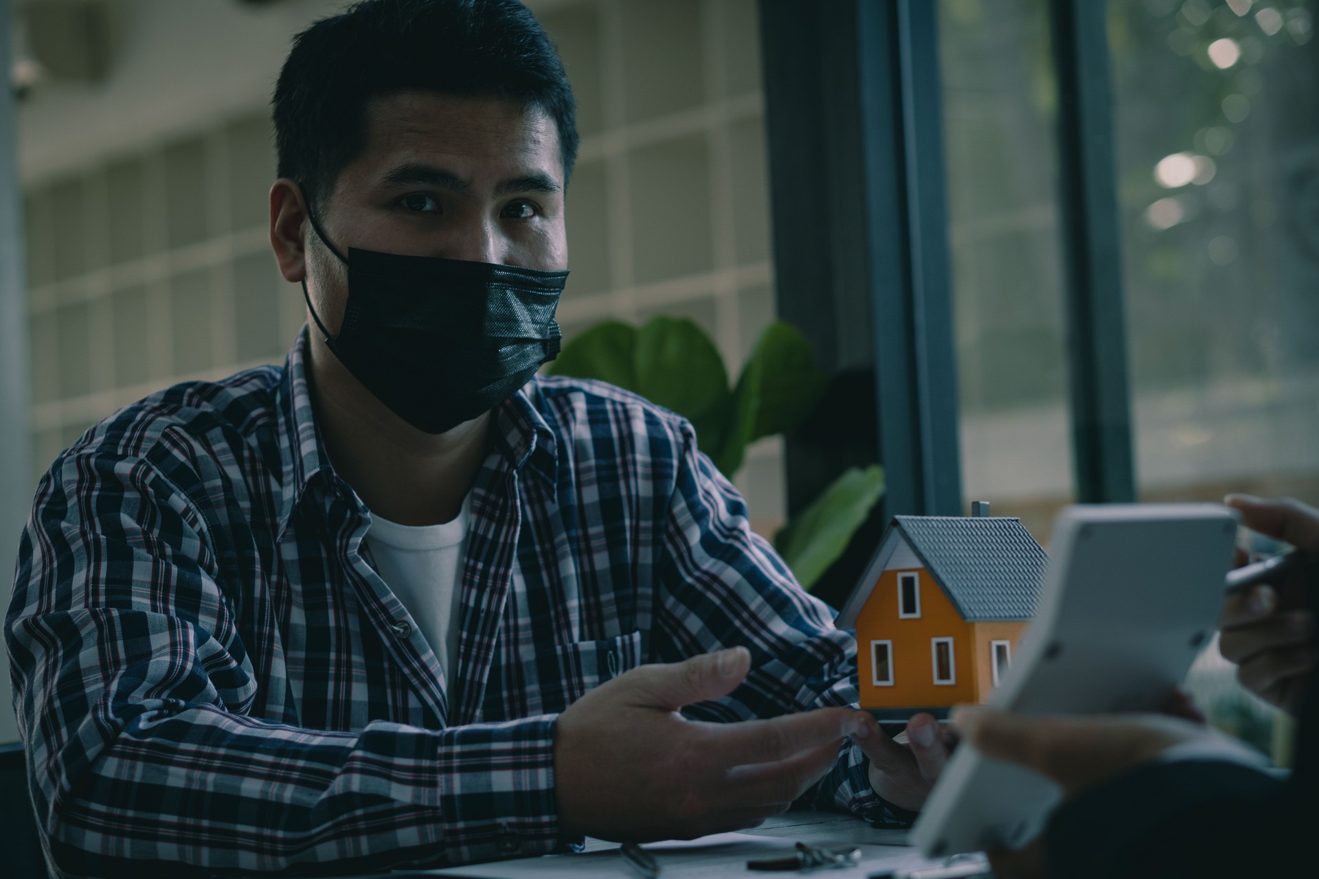 Real estate trading concepts and bank loans for the purchase and sale of houses and land, real estate brokers are introducing project designs to clients in the form of home delivery with insurance.